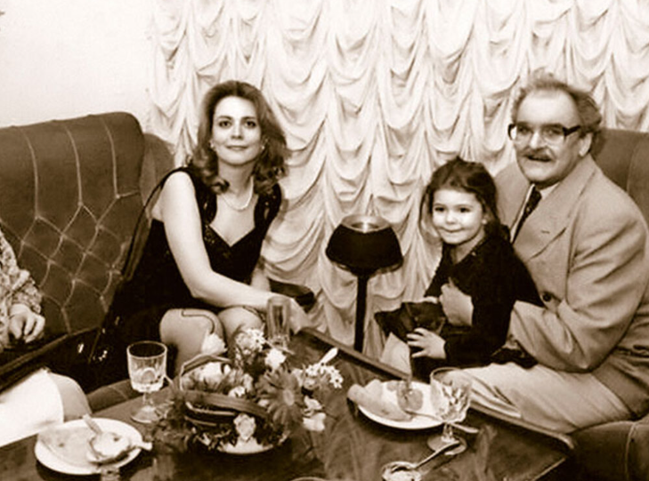 Алёна и Юрий Яковлевы с Машей Козаковой. Фото: соцсети