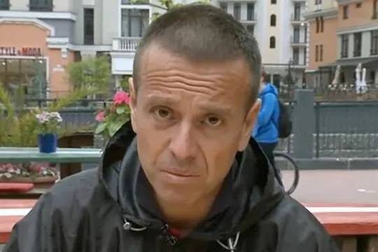    Поклонница преследует певца Андрея Губина: девушка пишет на его велосипеде и атакует почтовый ящик любовными посланиями (фото: кадр «Россия 1»/ YouTube)