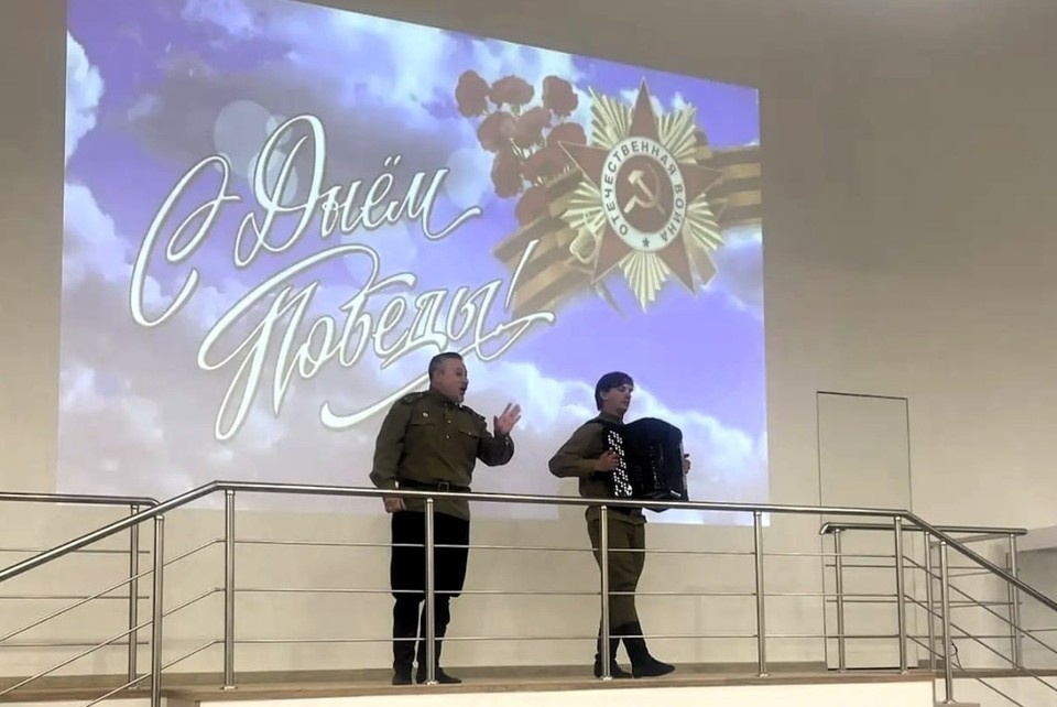    Артисты представили программу, где переплетались песни, стихи и театральные постановки. Фото: t.me/fond_ZO_DPR