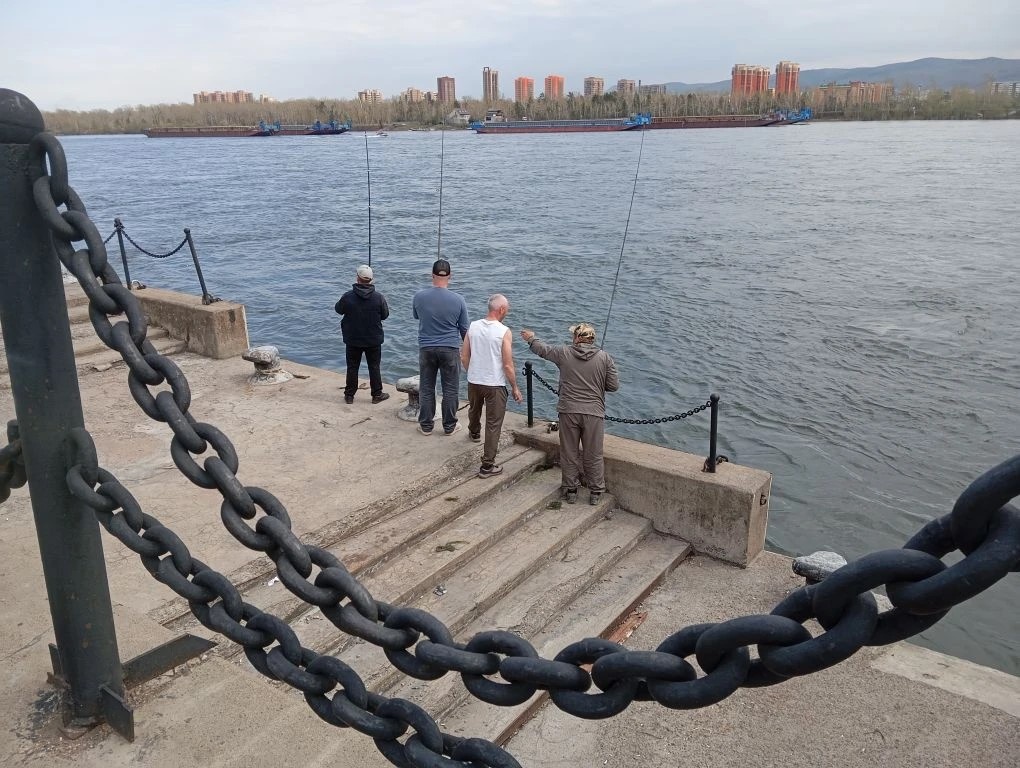 Рыбаки на набережной Енисея - Красноярск