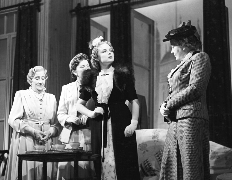 Актриса Лилия Юдина (в центре) в роли Элизы в спектакле «Пигмалион», 1957 год. Фото Д. Козлова
