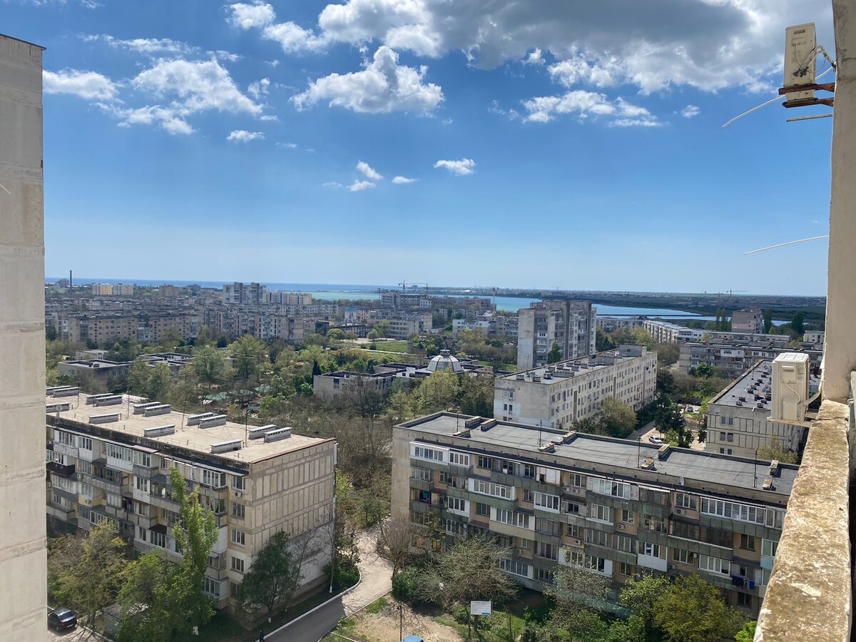 На высоком этажа только вид хороший, шума меньше и воздух чище. Но подниматься по лестнице, когда ломается лифт, - то ещё испытание.