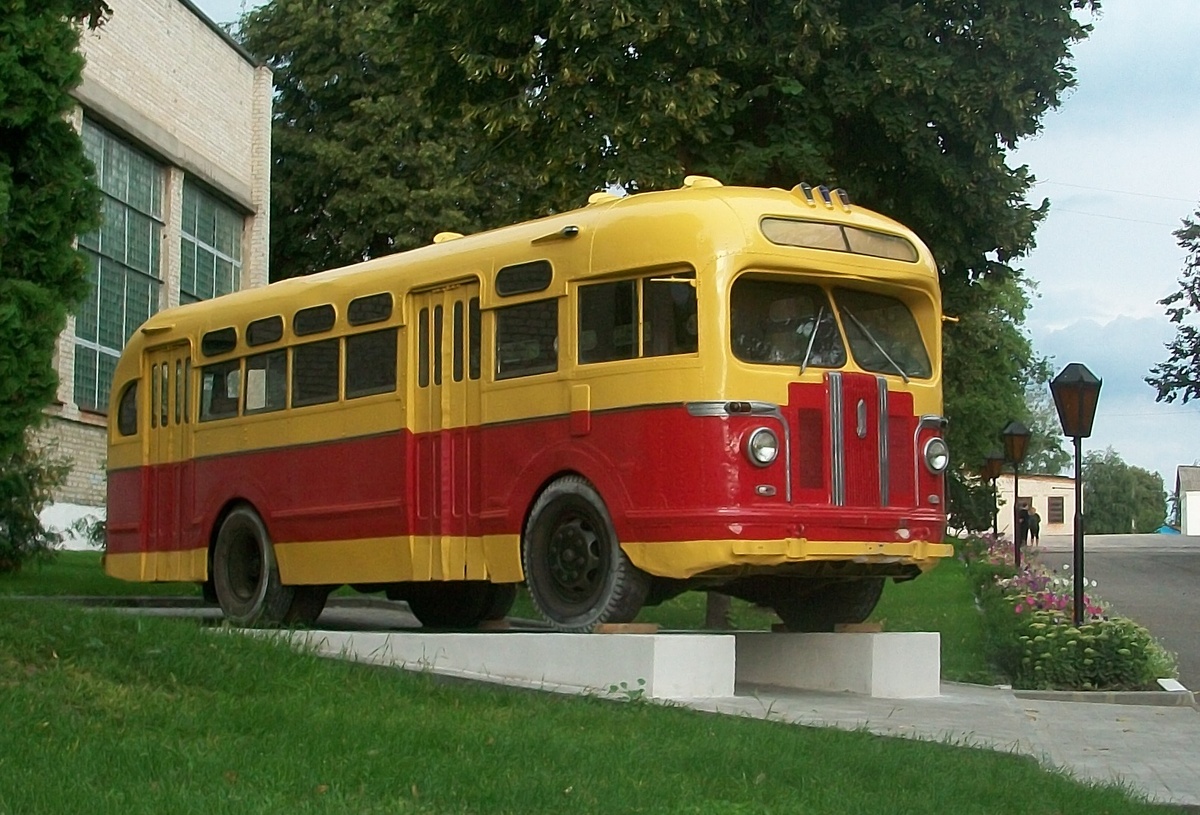 Автобус ЗИС-155 в качестве памятника в Глухове