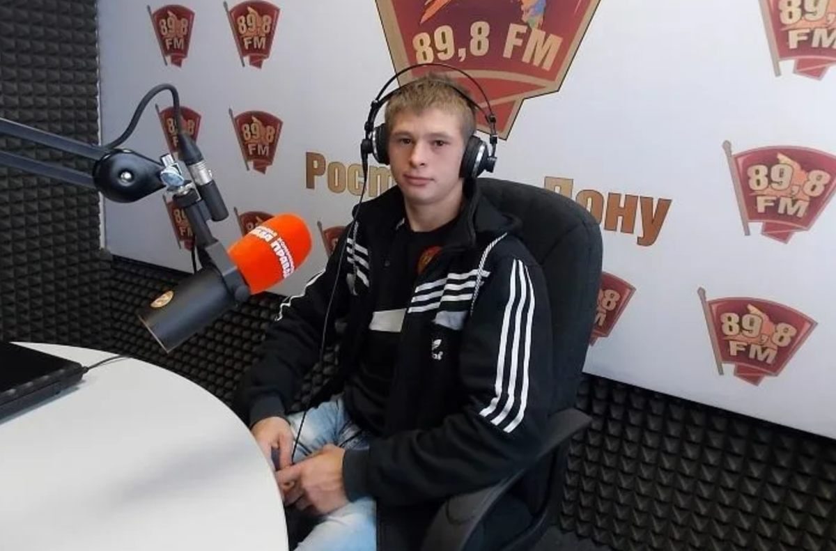 Виктор дает интервью на радио