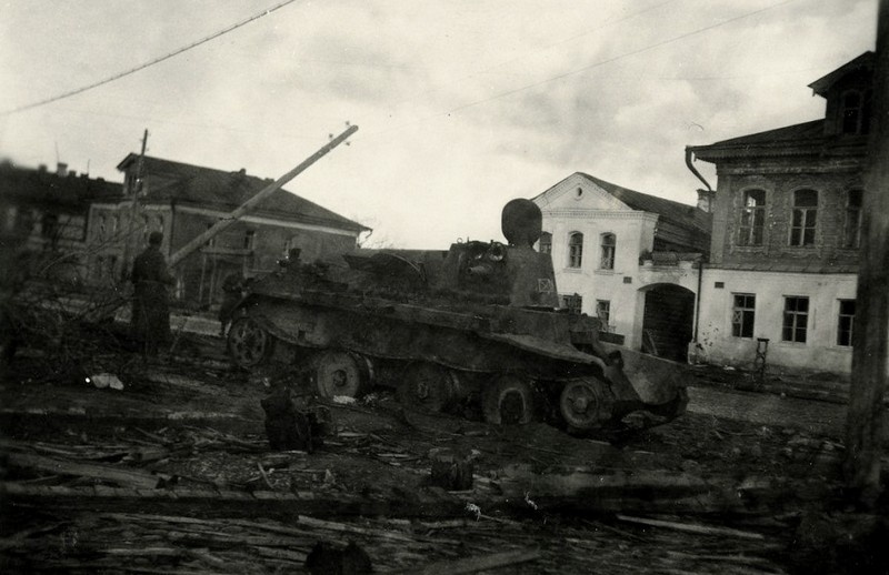 Танк БТ-7 с конической башней и фарами боевого света выпуска примерно 1937 года в городе Ржев