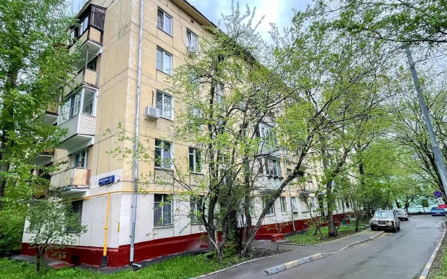 В Москве мы жили таком доме. Кстати обратите внимание, как припаркованы машины. На тротуаре. 