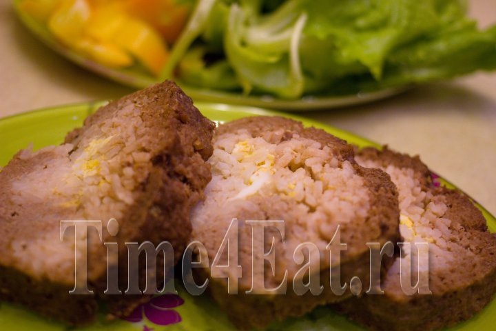 Мясной рулет с рисом и яйцом