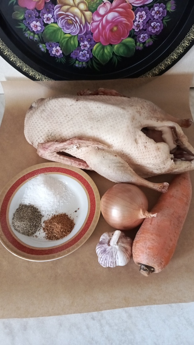 Подготовить продукты. Утка, овощи, специи, соль. Фото автора.