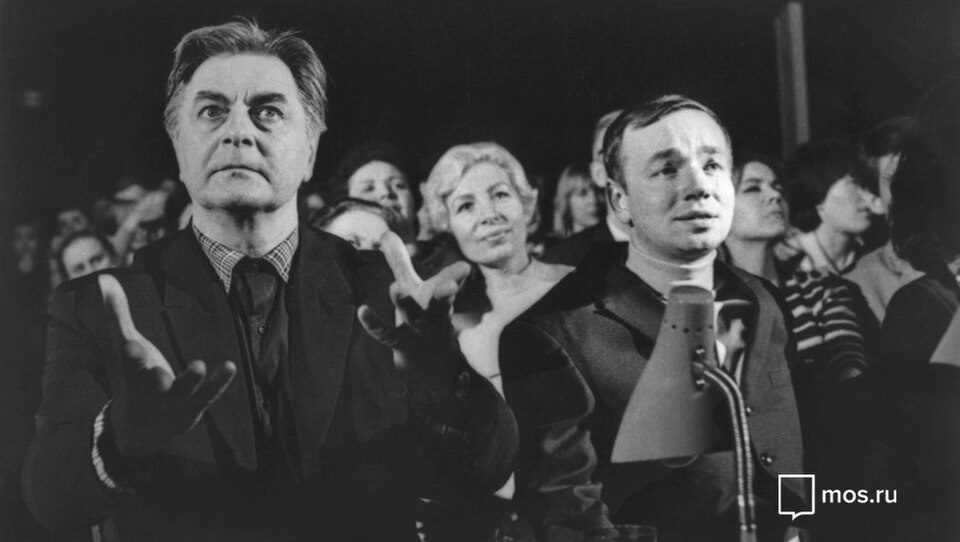 Андрей Вознесенский и Юрий Любимов. Союз поэзии и театра стал важной частью культурной атмосферы шестидесятых. Фото: Ю. Королев / Главархив Москвы / Wikimedia Commons, CC BY 4.0