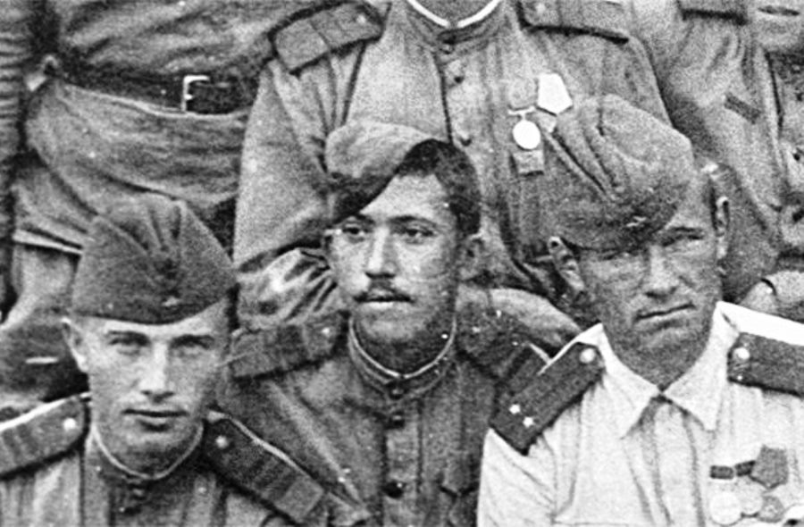 Юрий Никулин (в центре) с боевыми товарищами