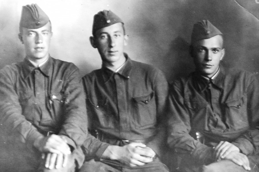 Владимир Басов (в центре) с боевыми товарищами