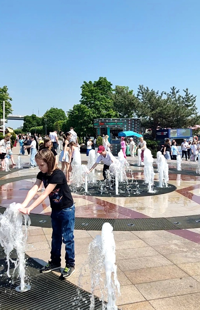 Разрешила залезть в фонтан. Пока дошли наверх в город, уже высох. 