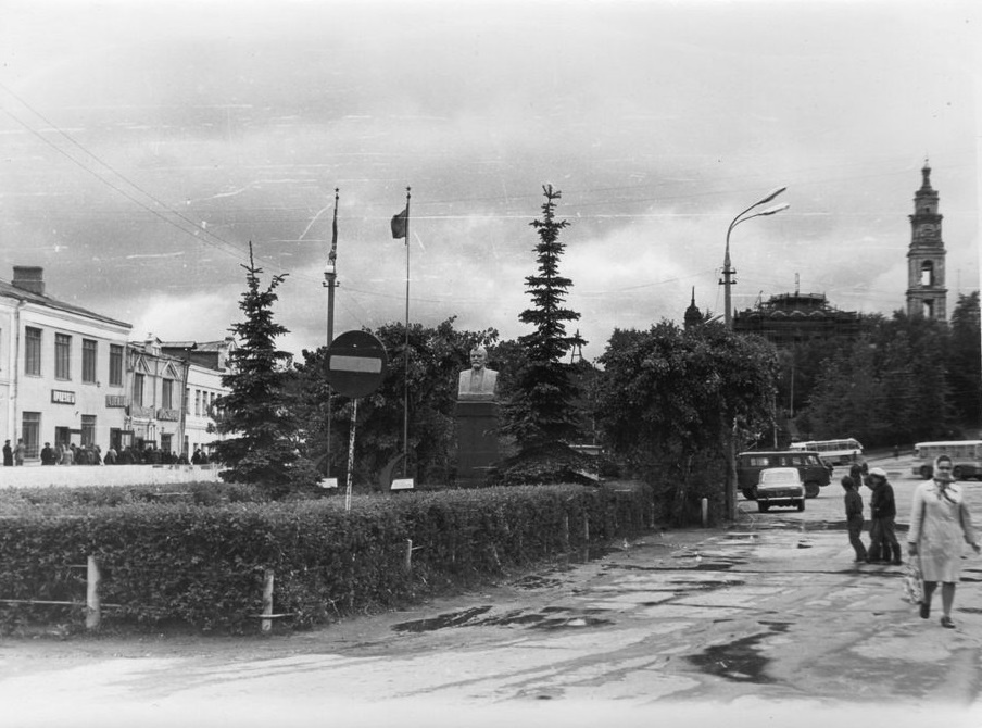 Сквер в центре города, 1974