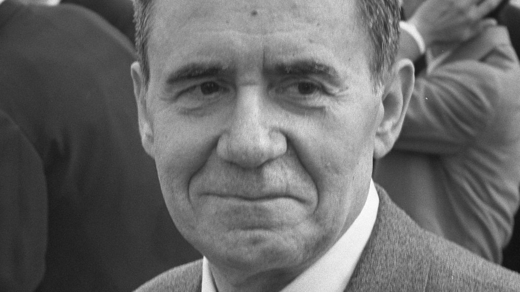 Андрей Андреевич Громыко (1908 - 1989), министр иностранных дел СССР В 1957-1985 гг. Входил в состав, а затем возглавлял государственные делегации СССР на 22 сессиях Генеральной Ассамблеи ООН. С конца 1940-х годов в интересах СССР более 20 раз использовал право вето в Совете Безопасности ООН, вследствие чего получил сначала в дипломатической среде, а затем и в прессе прозвище «Мистер Нет», оставаясь при этом сторонником мирных взаимоотношений со  странами блока НАТО