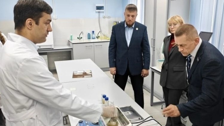    Дмитрий Аксенов встретился с разработчиками уникальной повязки, которую очень ждут бойцы СВО
