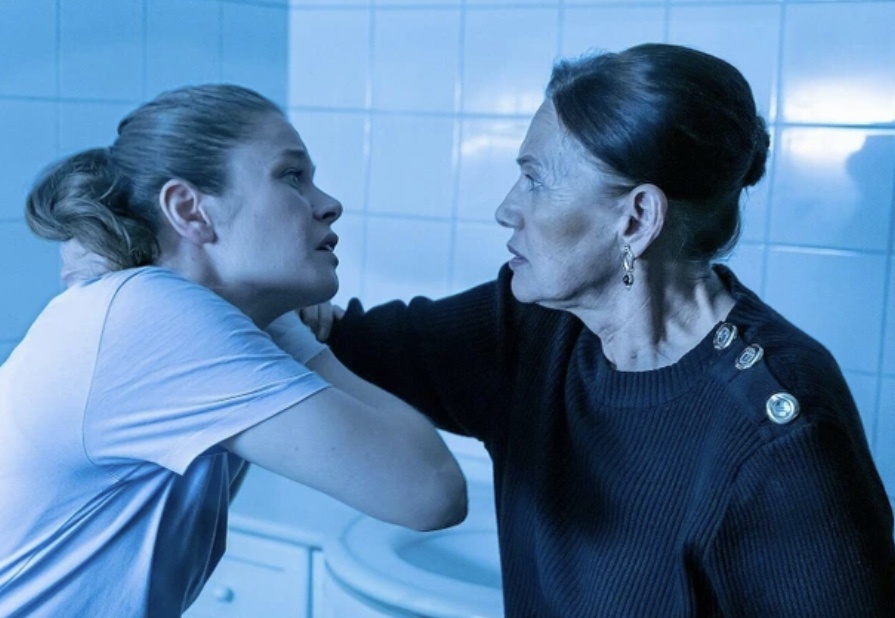 Кадр из сериала Девушка за стеклом.