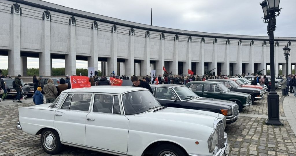 Парад ретроавтомобилей «Круг Победы» у стен Музея Победы