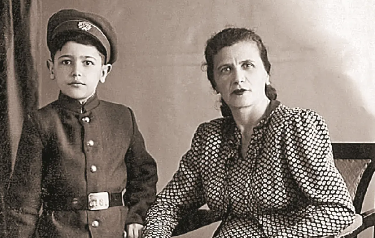 Женя Петросянц (настоящая фамилия маэстро) с мамой Беллой в родном Баку. 1952г
