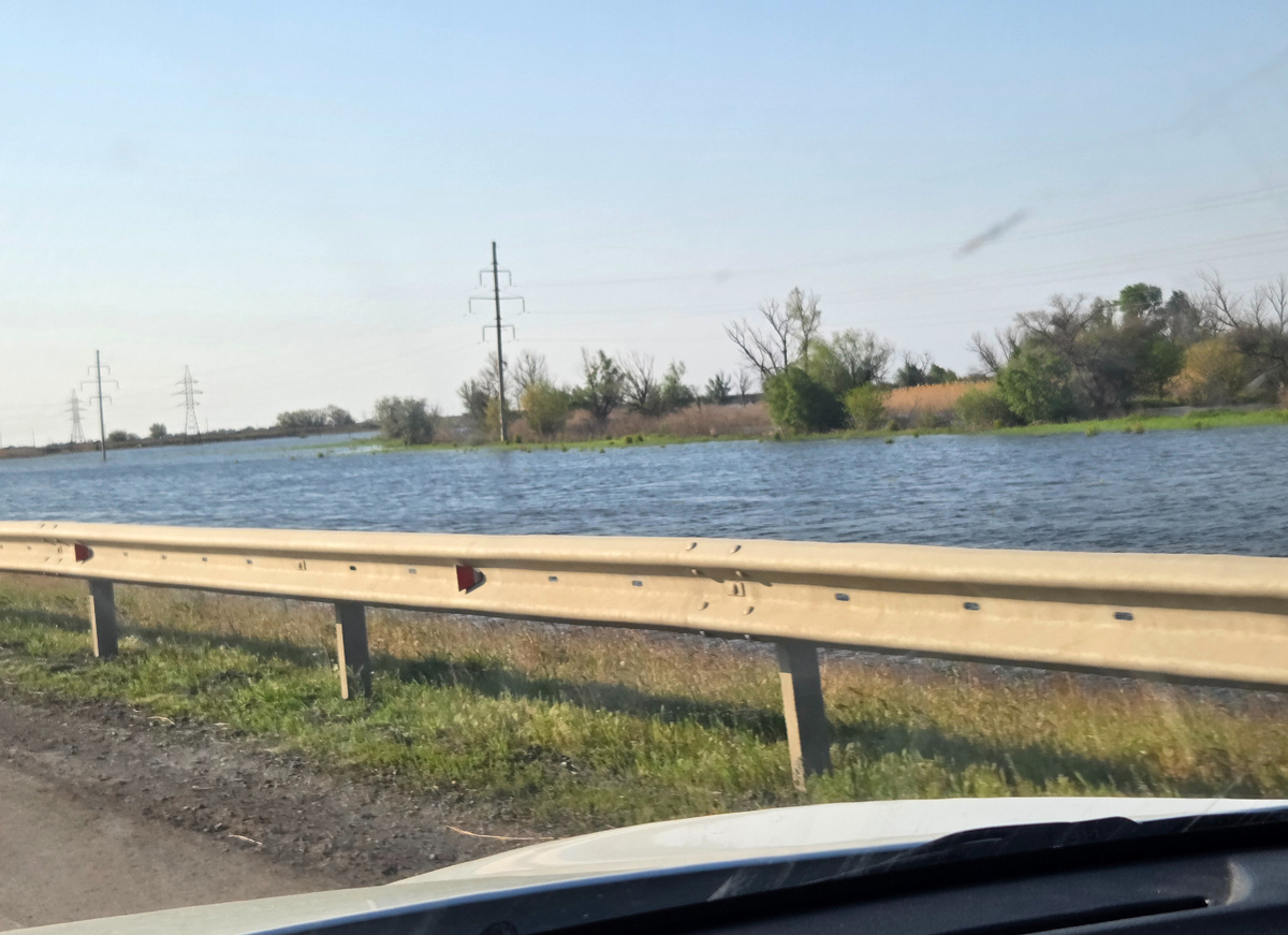 С обоих сторон дороги - вода. Фото автора 