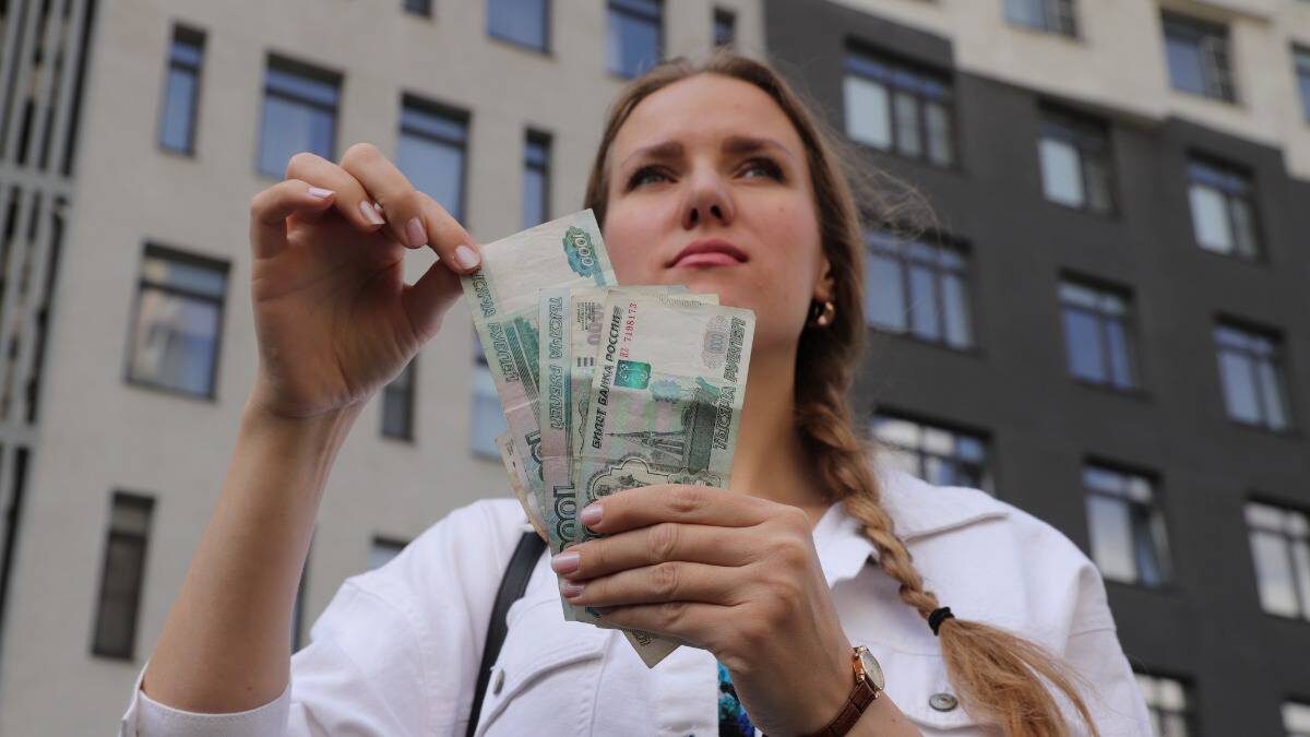    Молодая москвичка Дарья Смирнова считает деньги, следуя известному выражению. Согласно ему финансы всегда должны быть под контролем / Фото: Анатолий Цымбалюк / Вечерняя Москва