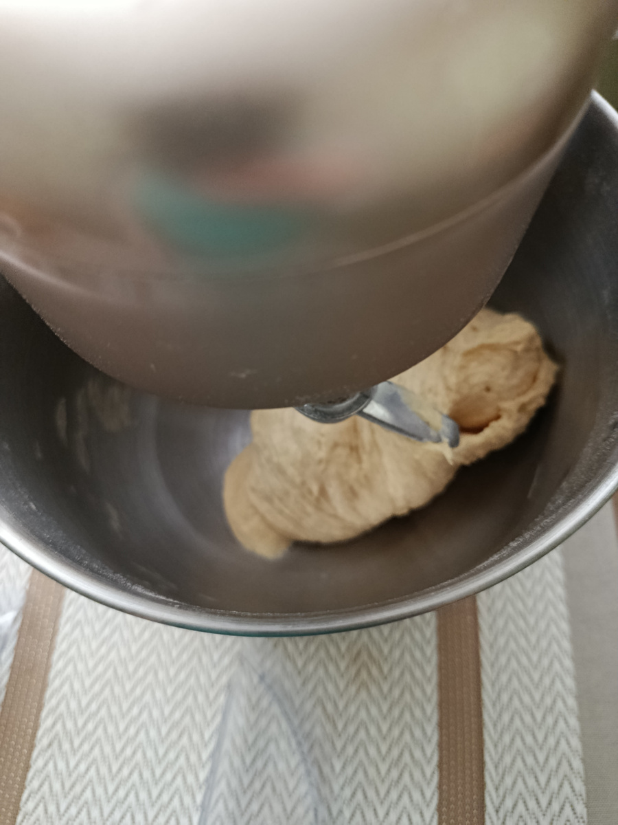 Я использую тестомес, но можно и просто руками замесить