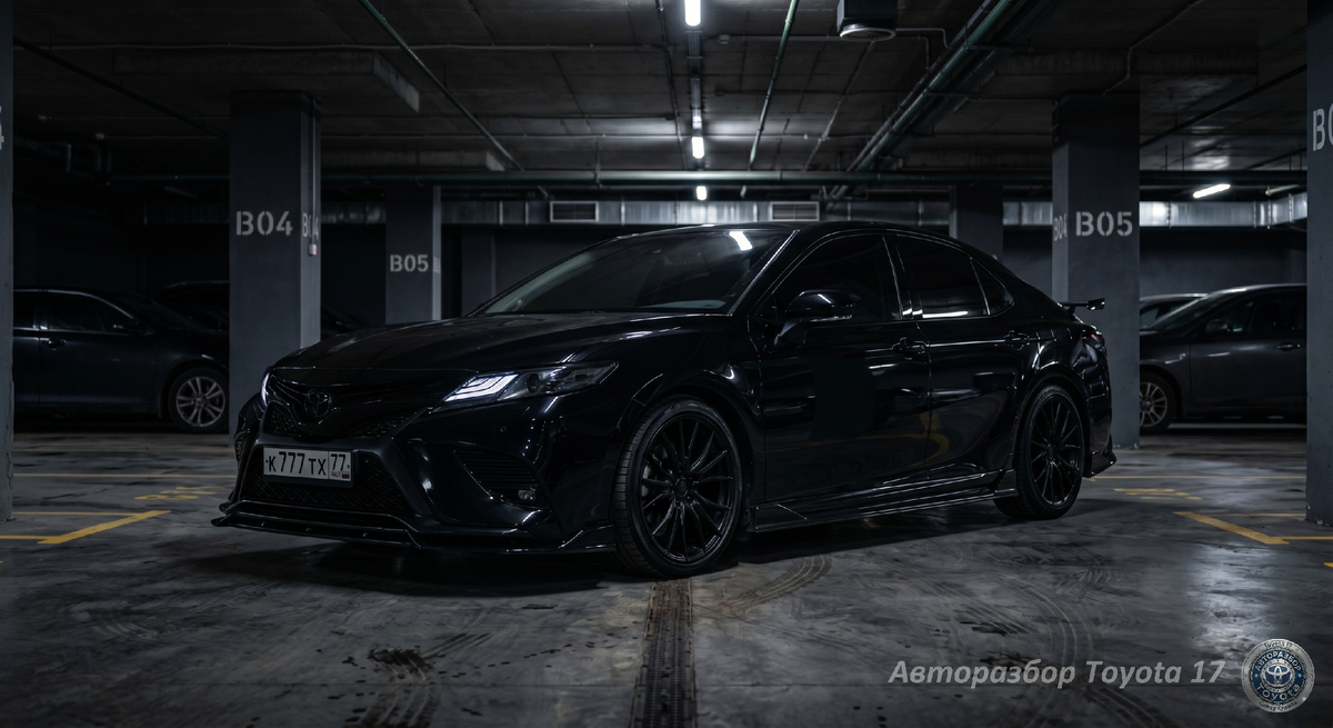 Бескомпромиссный стиль «Total Black». Полный антихром, агрессивный аэродинамический обвес и строгие темные диски превращают седан в настоящего хищника.
