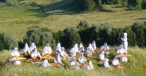 Игра на гуслях - особый шарм с. Виловатово, здесь этому девочек учат их бабушки, а теперь и педагоги. 