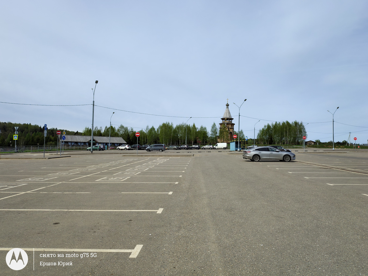 Парковка. Для легковых автомобилей и для автобусов.