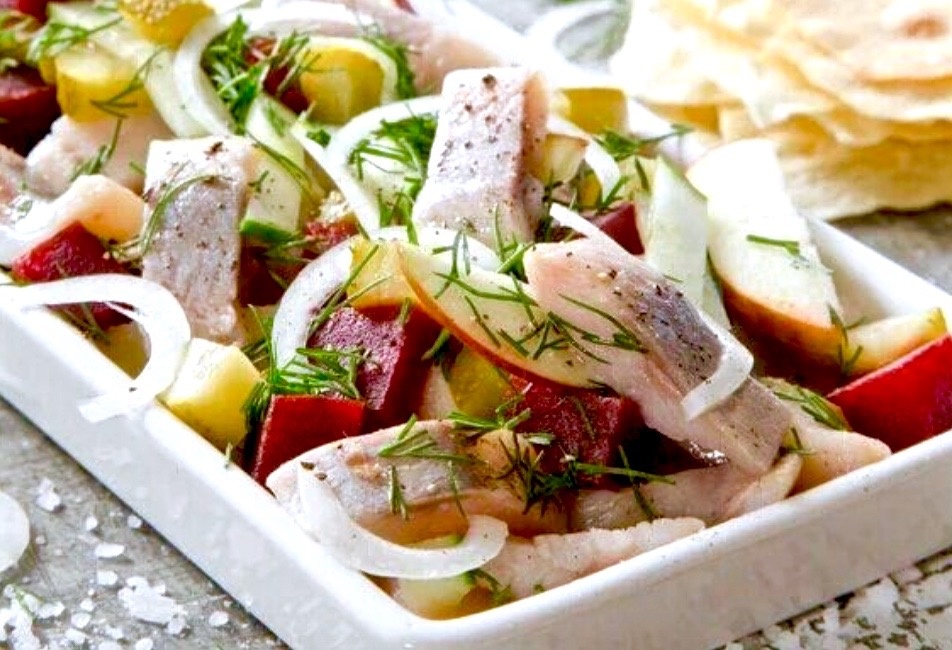 Норвежский салат с сельдью, свеклой, яблоками и сметанной заправкой.