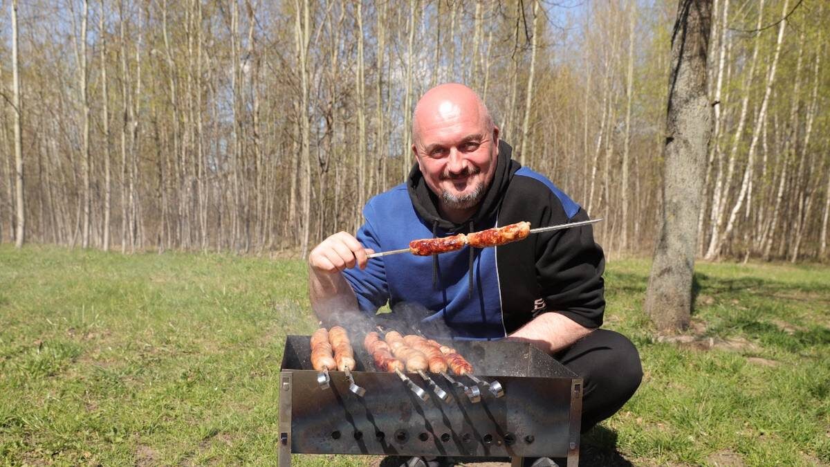   Москвич Александр Урняев отдыхает на природе, наслаждаясь сочным шашлыком / Фото: Анатолий Цымбалюк / Вечерняя Москва