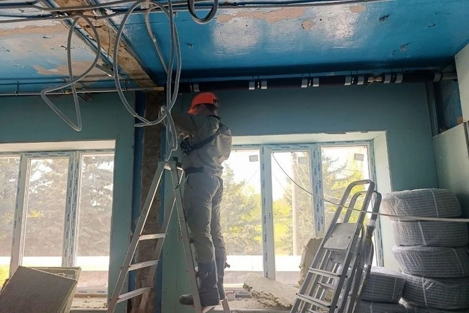    Подмосковные строители восстанавливают больницу в Тельманово. Фото: t.me/NAVelikodnaya