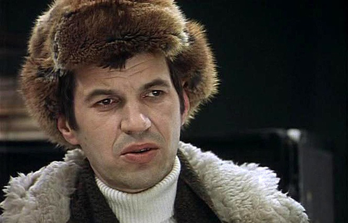 Всегда играл нелепых алкашей, а когда дали крутую роль, нелепо погиб: Почему Георгий Бурков не лечил зубы, обожал жену и погиб из-за книги
