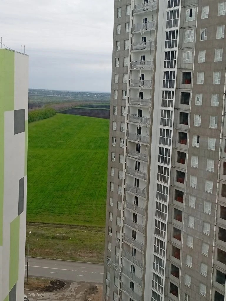 А из этого окна стройка чуточку видна. И поле. Очень красиво на самом деле.