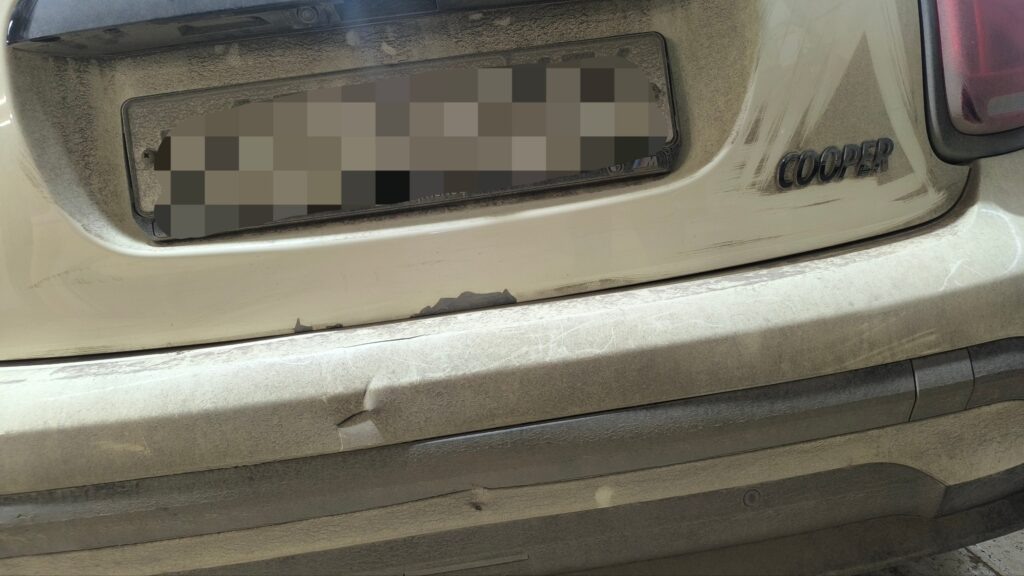 Рядовое повреждение: так выглядел MINI до начала работ. Кажется, ничего серьезного, только косметика.