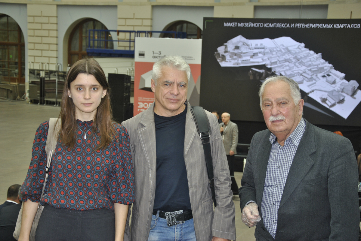 Архитекторы бюро Мастерская Lп Ольга Суслова, Игорь Лозинский (профессор МААМ) и Олег Безродный на фестивале "Зодчество" на мероприятии Международной Академии архитектуры на фоне проекта Реконструкции и развития Керчи. Москва, 2021 г. Фото Марии Козловской, помощницы президента ассоциации "Рустайм" 