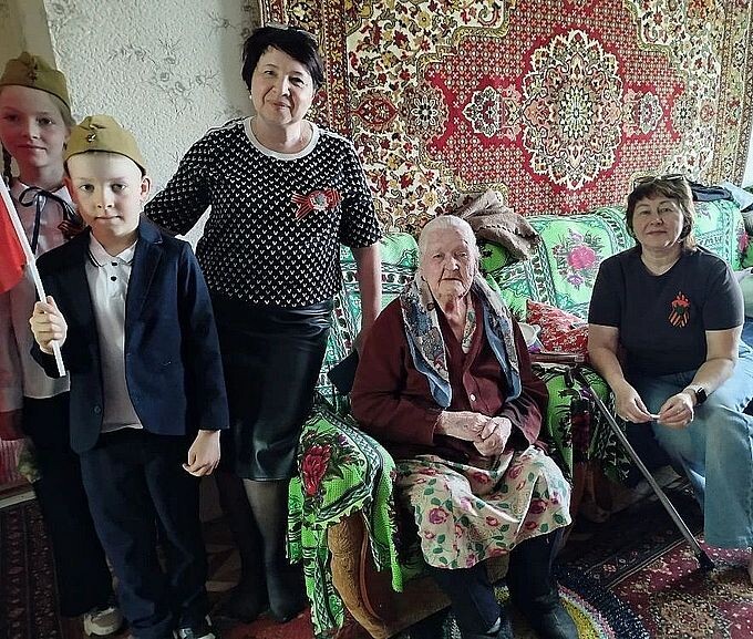 Дети поздравили с Днём Победы Старикову Аксинью Александровну