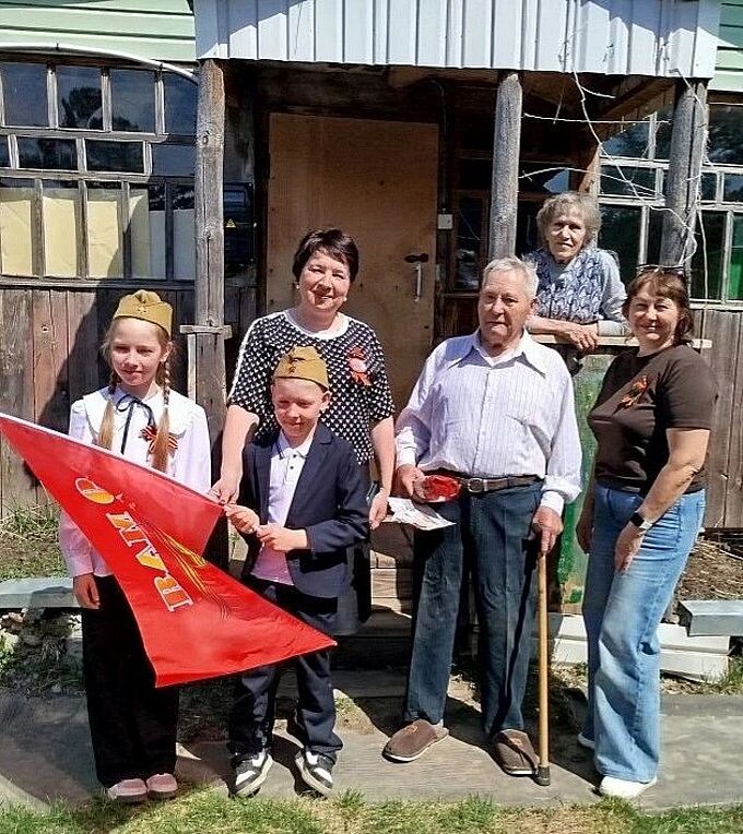 Дети поздравили с Днём Победы семью Цимбалиста Николая Михайловича