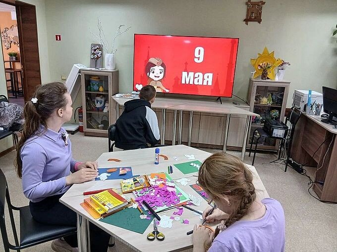 Дети смотрят фильм о Великой Отечественной войне