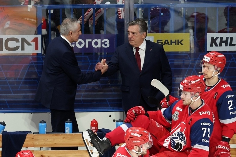    Помощник Хартли Пелино (справа) выучил гимн России.   
Фото: hclokomotiv.ru