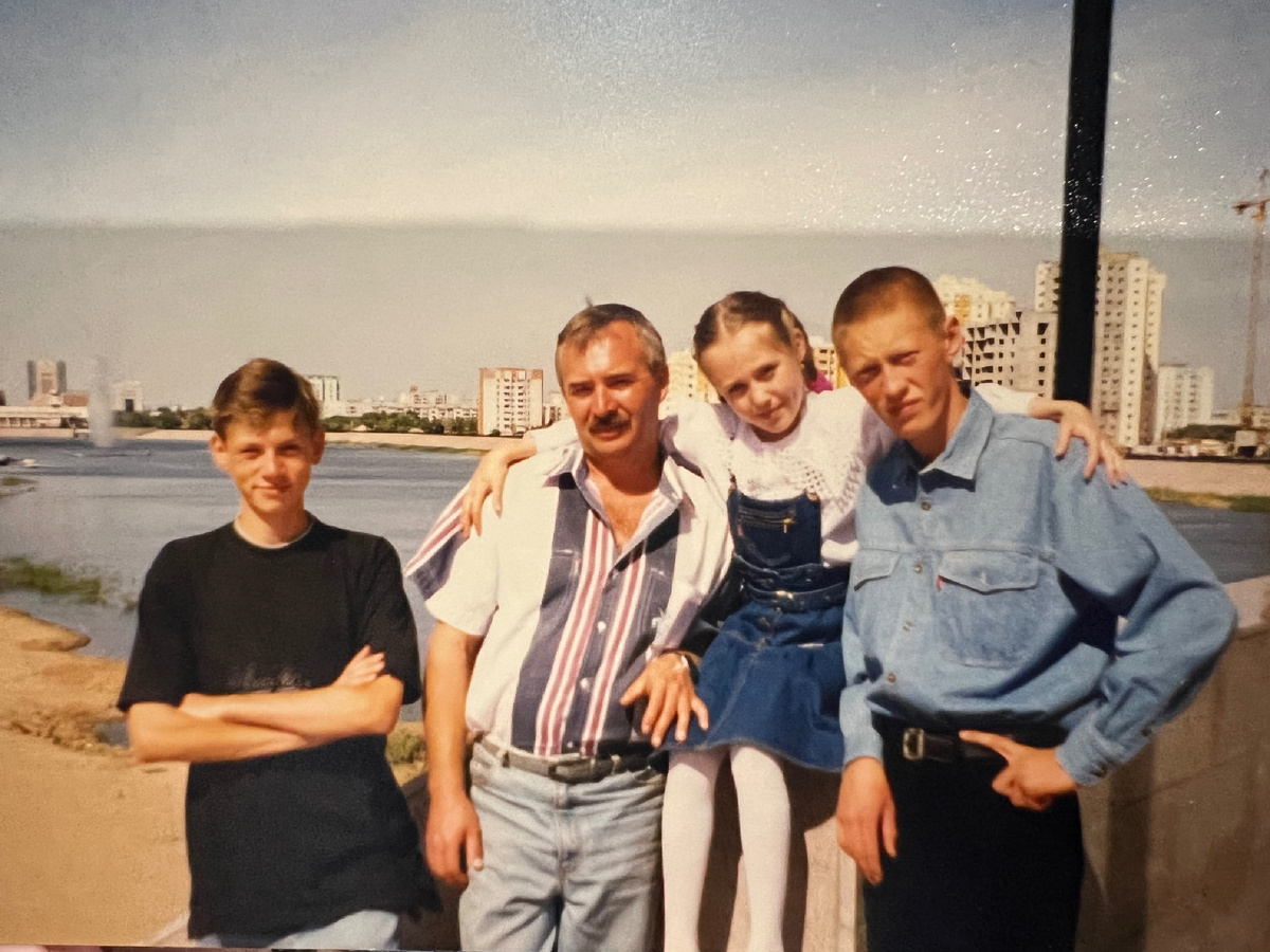 На фоне Родины, город Астана. Сзади река Ишим и новостройки, которые строила турецкая фирма и мой папа работал когда-то в той фирме, водителем. 