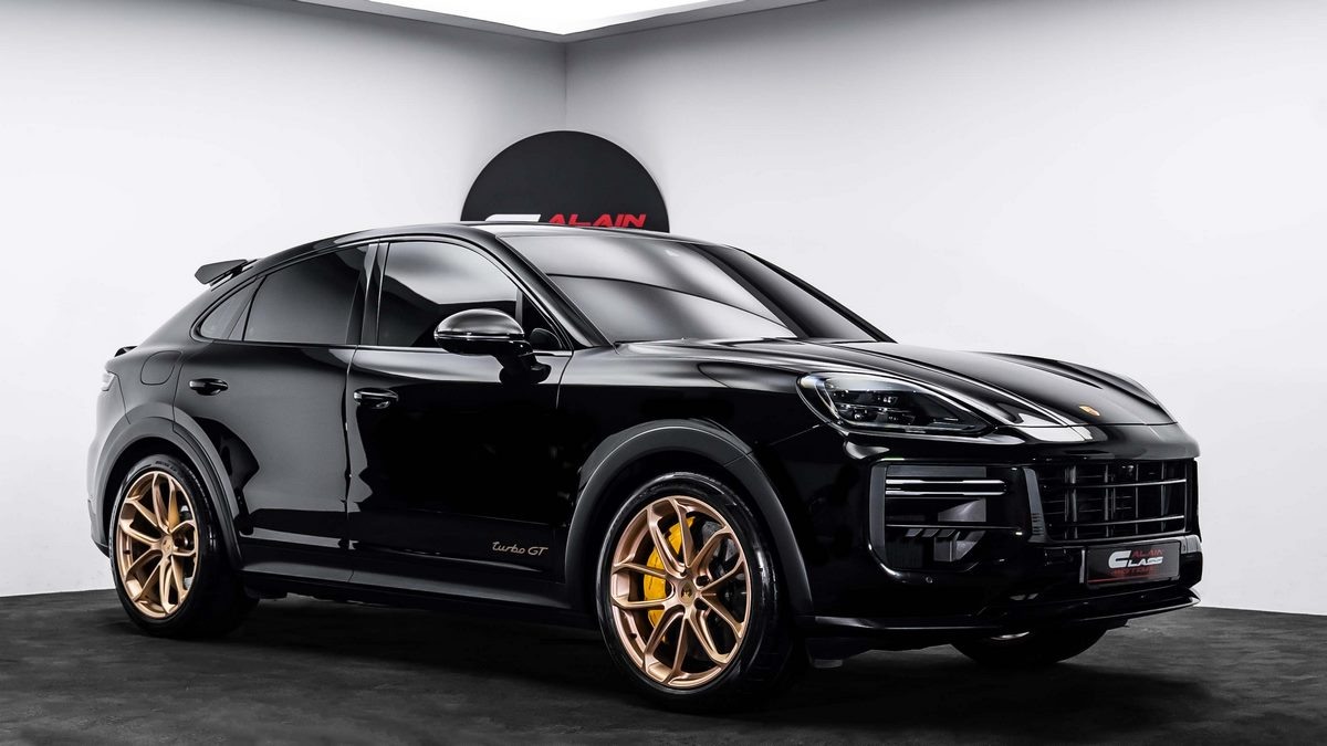 Porsche Cayenne Turbo GT — один из самых быстрых и технологичных спортивных кроссоверов в мире.
Автомобиль сочетает практичность SUV, роскошный салон и динамику настоящего суперкара.