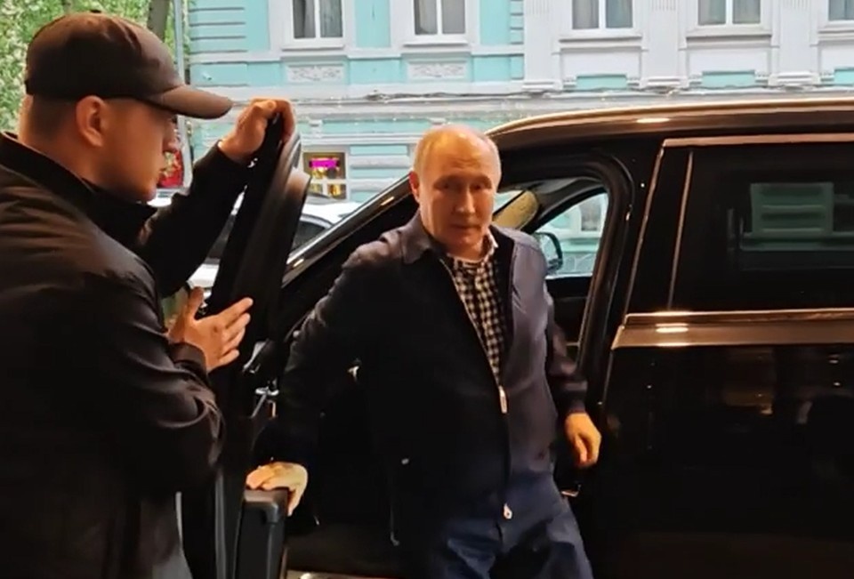    Путин приехал за учительницей за рулем "Ауруса". Кадр из видео kremlin.ru
