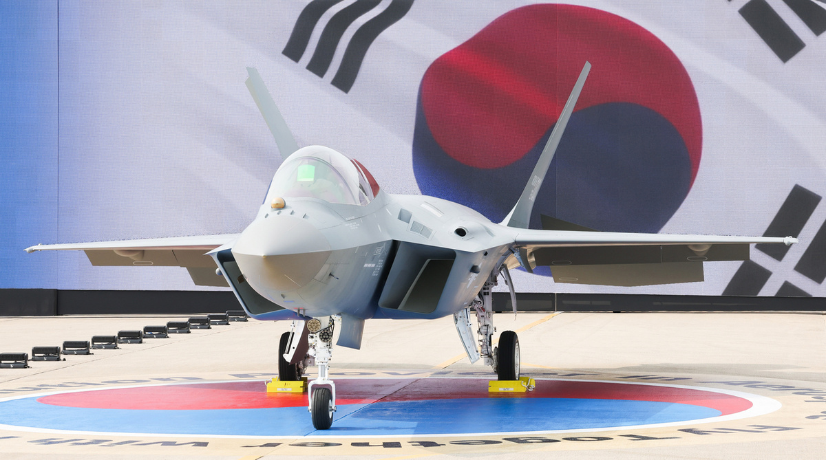25 марта в штаб-квартире компании Korea Aerospace Industries Ltd. — единственного производителя самолетов в Южной Корее, расположенной в городе Сачхон (провинция Южный Кёнсан) на юго-востоке страны, — состоялась церемония презентации первого серийного истребителя KF-21 (Ренхап)