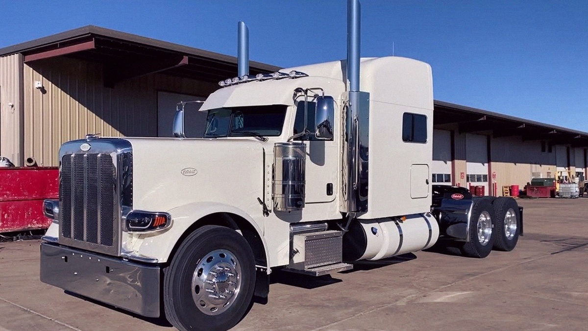 Peterbilt 389 - тот самый грузовик, который ездит по американским дорогам. Даже стоя на месте смотрится как выезд на съёмки