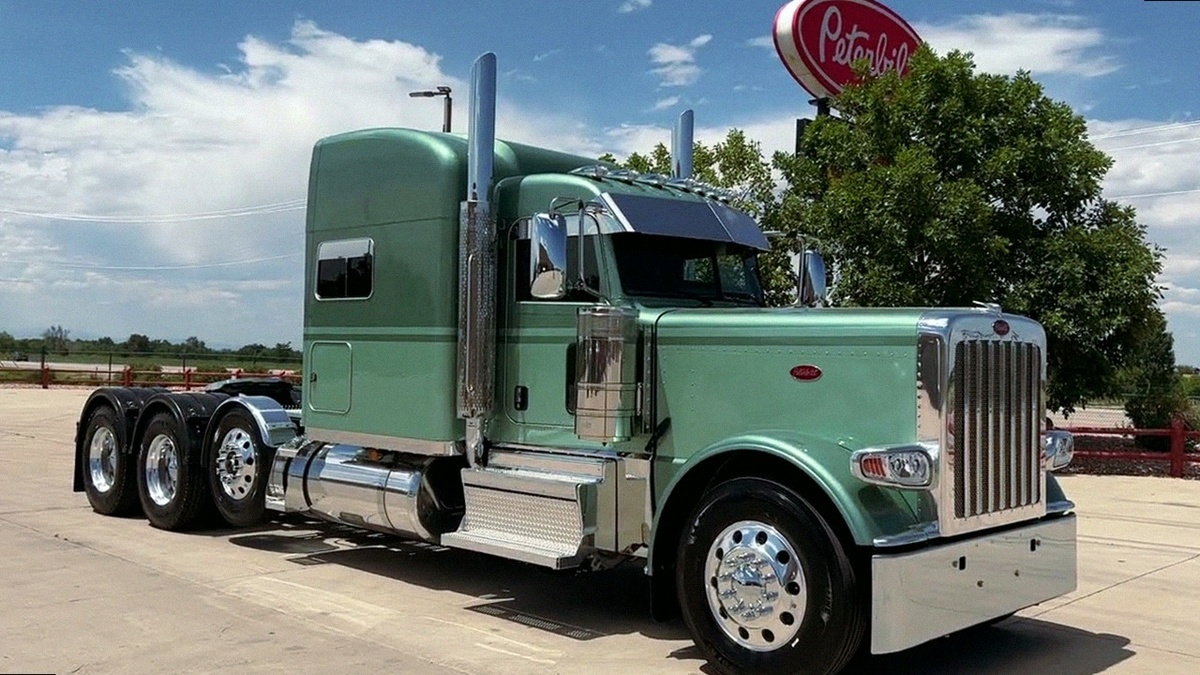 Дилерский центр Peterbilt, вывеска на фасаде, а рядом живой 389-й. Компания продаёт машины через собственную сеть по всей Северной Америке