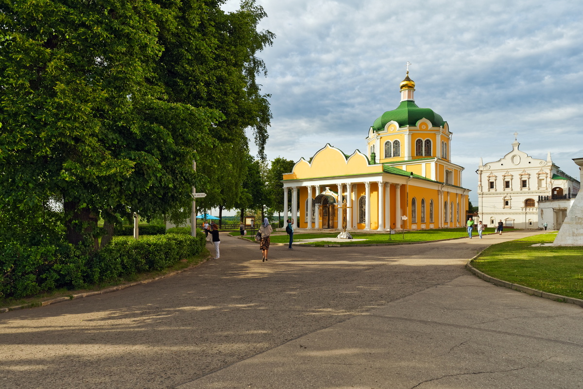 Перед вами — старейшее здание всего города! Фото с Викисклада: https://commons.wikimedia.org/wiki/File:Ryazan._Kremlin._Cathedral_of_the_Nativity_of_Christ_P5210545_2350.jpg