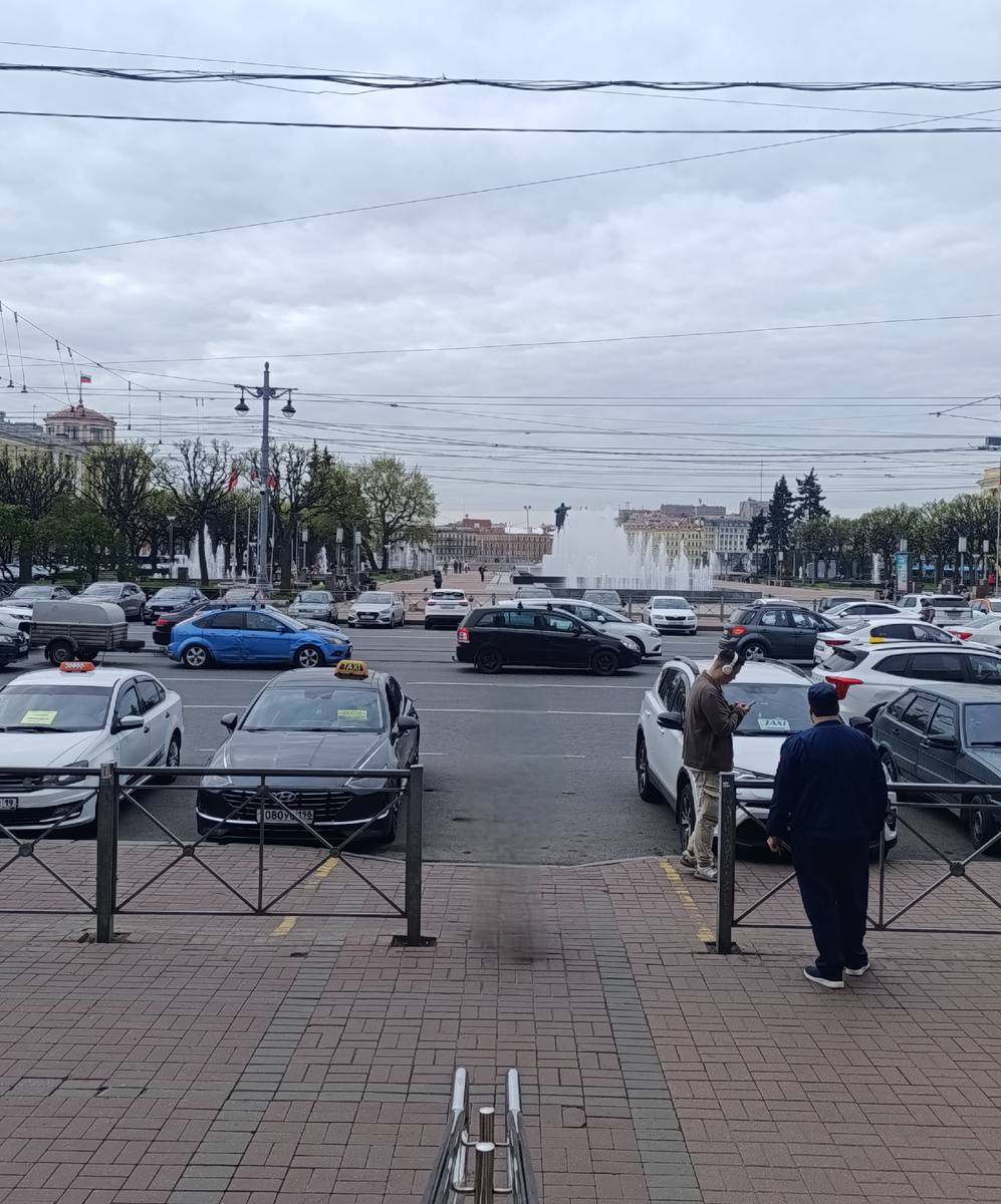 Вот, кстати, я и приехала.  Уже Финляндский вокзал. На площади Ленина буйствуют фонтаны. Но я поеду в свой район)) 