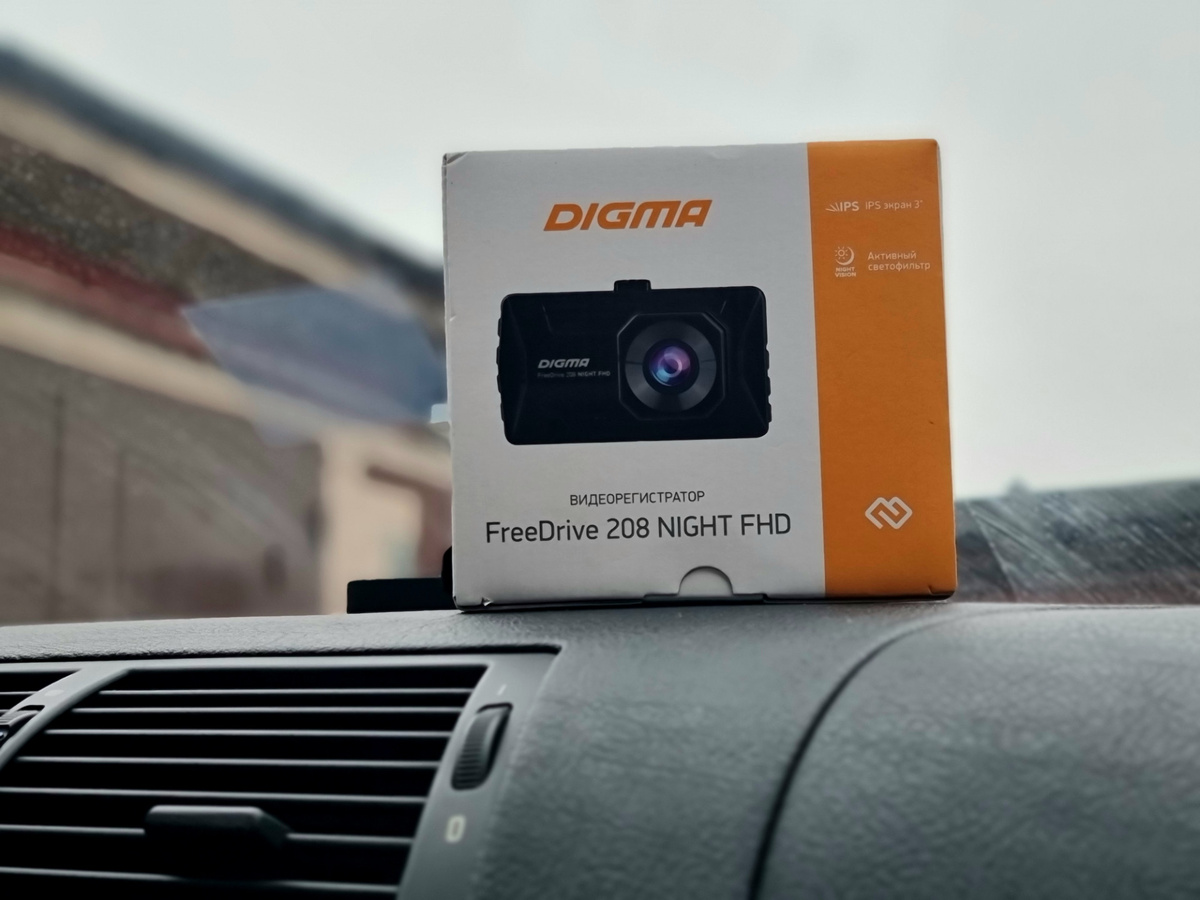 DIGMA FreeDrive 208 Night FHD