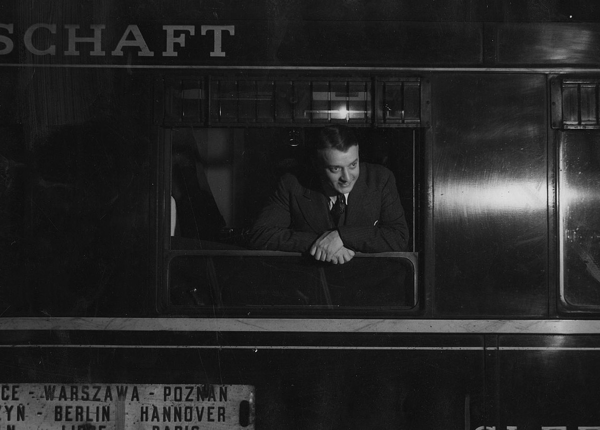 М. Н. Тухачевский проездом в Варшаве по пути в Лондон, 1936.