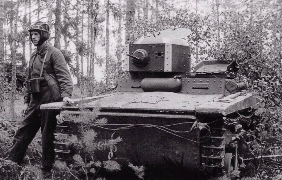 Лёгкий плавающий танк Т-37А на маневрах, 1935 год.